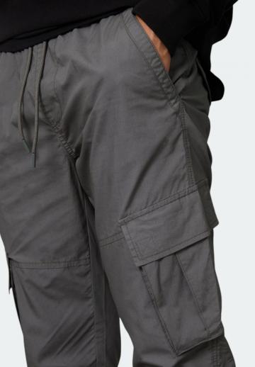 Брюки с накладными карманами