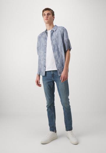 Узкие джинсы