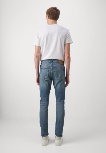 Узкие джинсы