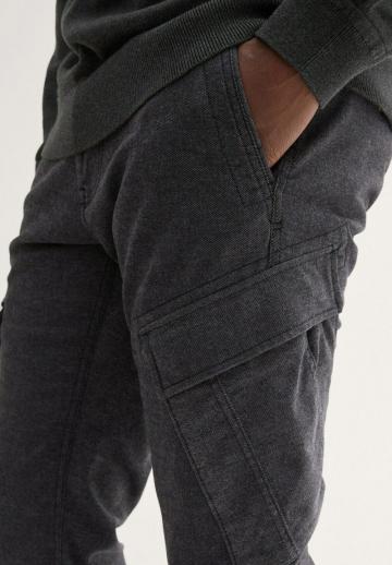 Брюки с накладными карманами