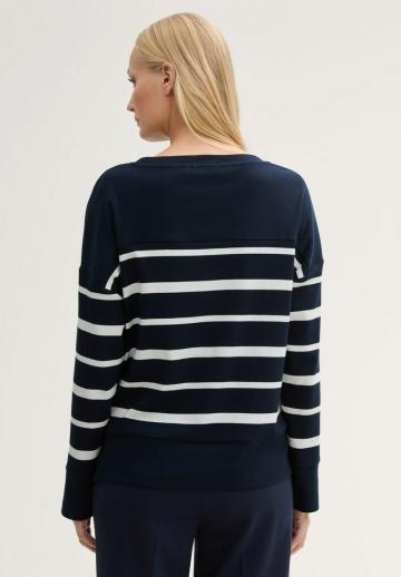 Пуловер в полоску