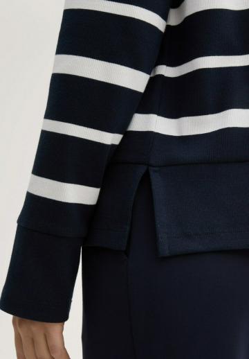 Пуловер в полоску