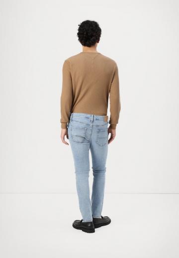 Узкие джинсы