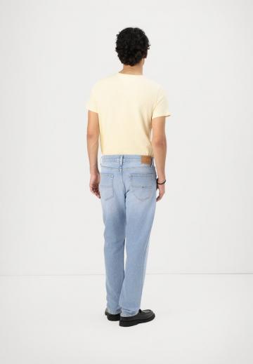 Узкие джинсы