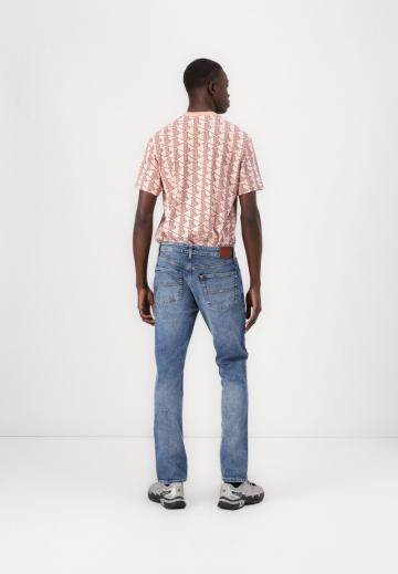 Узкие джинсы