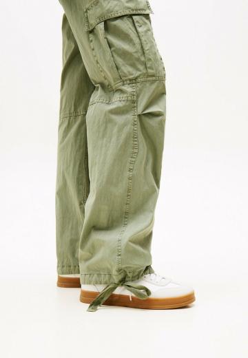 Брюки с накладными карманами