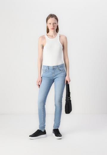 Узкие джинсы