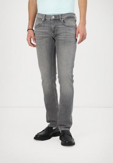 Узкие джинсы