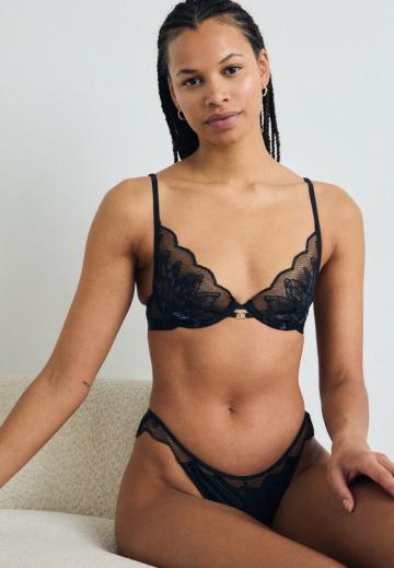 Трусы на бедрах