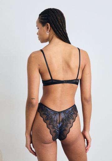 Трусы на бедрах