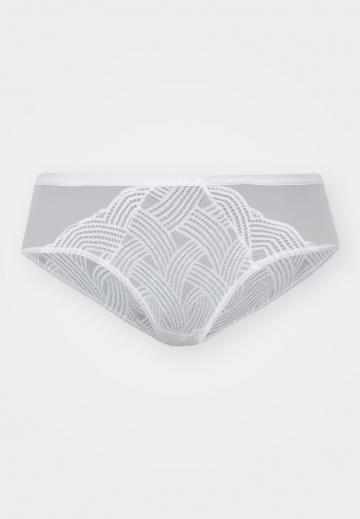 Трусы на бедрах