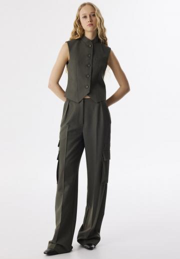 Брюки с накладными карманами