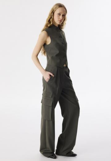 Брюки с накладными карманами