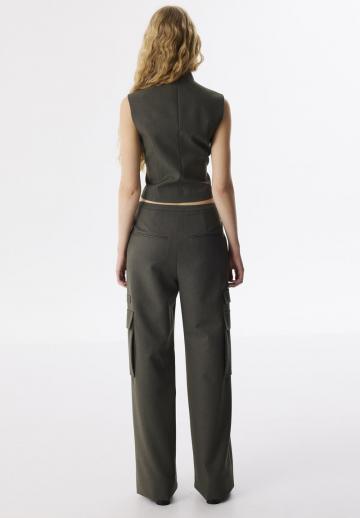 Брюки с накладными карманами