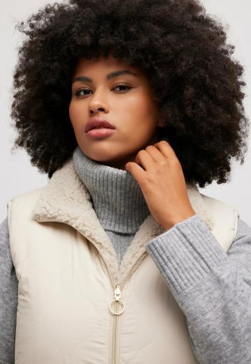 Длинный жилет