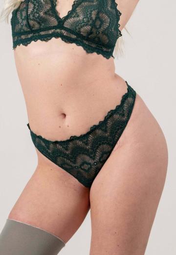 Трусы на бедрах