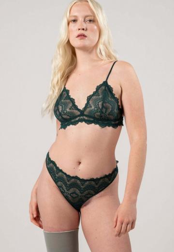 Трусы на бедрах