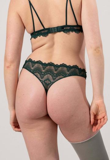 Трусы на бедрах