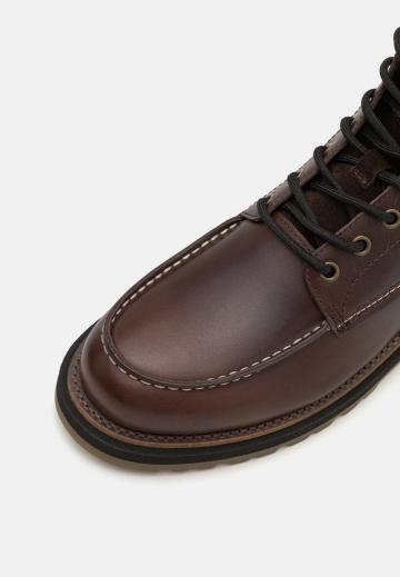 Ботинки на шнуровке