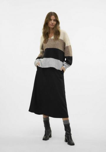 Пуловер в полоску