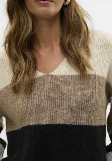 Пуловер в полоску