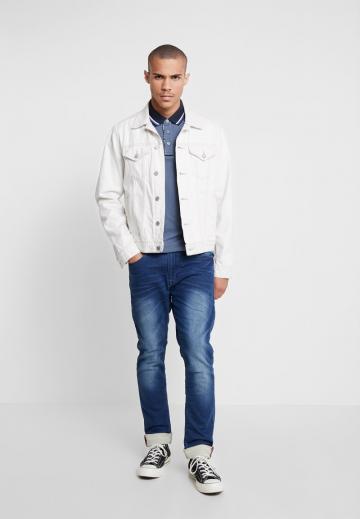 Узкие джинсы