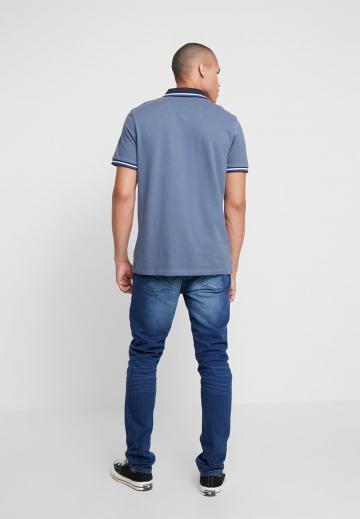 Узкие джинсы