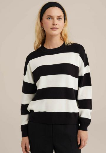 Пуловер в полоску