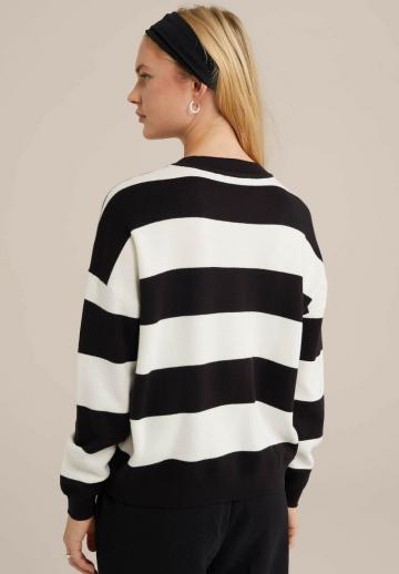 Пуловер в полоску
