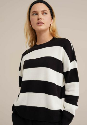 Пуловер в полоску