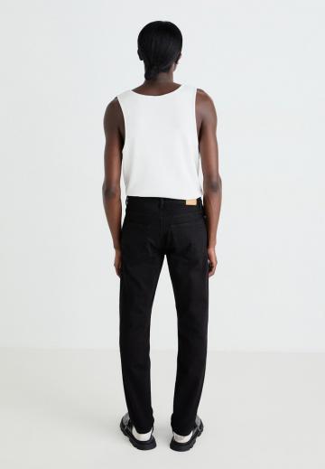 Узкие джинсы