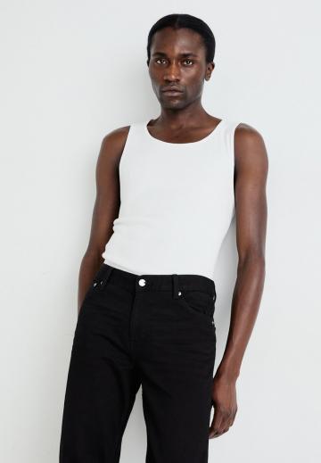 Узкие джинсы