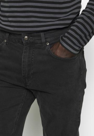 Узкие джинсы