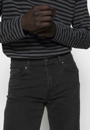 Узкие джинсы