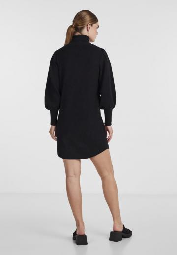 Вязаное платье