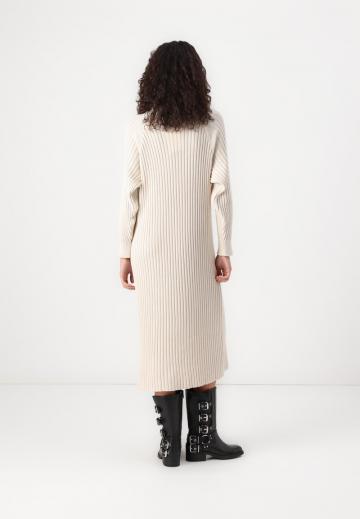 Вязаное платье