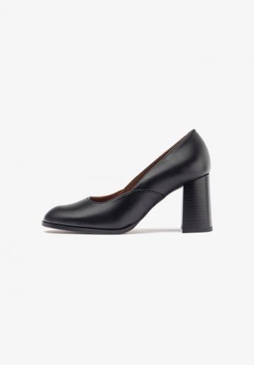 Туфли с высоким носом