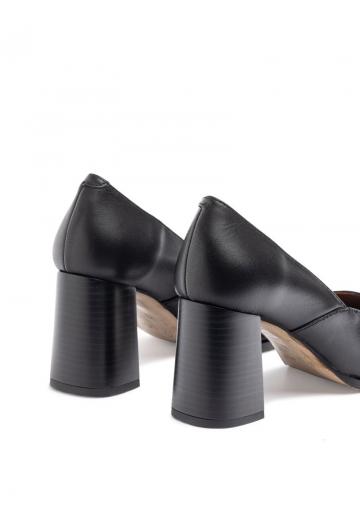 Туфли с высоким носом