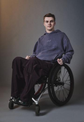 Пуловер с капюшоном