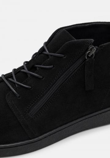 Ботинки на шнуровке