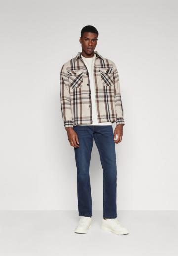 Прямые джинсы