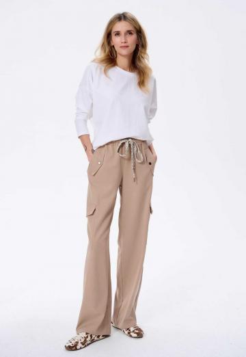 Брюки с накладными карманами