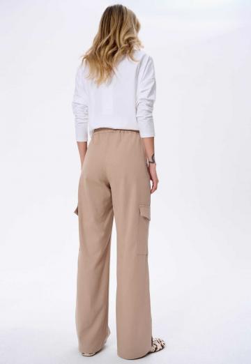 Брюки с накладными карманами