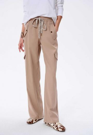 Брюки с накладными карманами