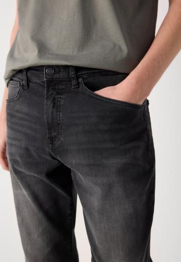 Прямые джинсы