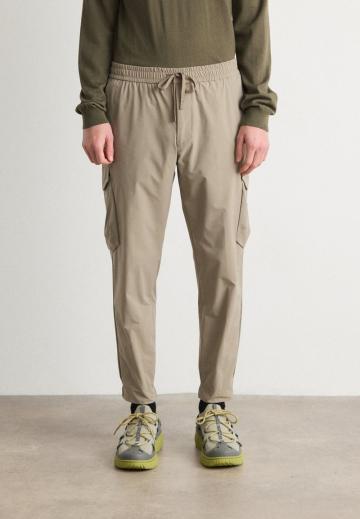 Брюки с накладными карманами