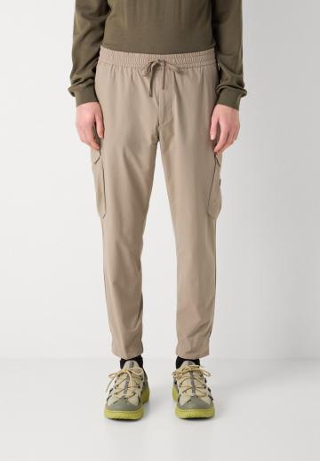 Брюки с накладными карманами