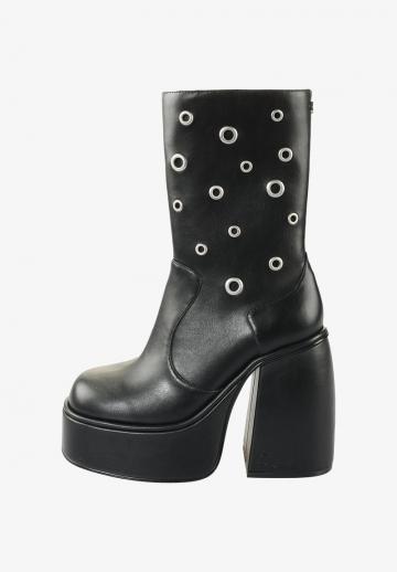 Сапожки на танкетке