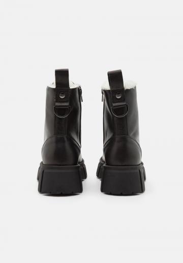 Ботинки на шнуровке