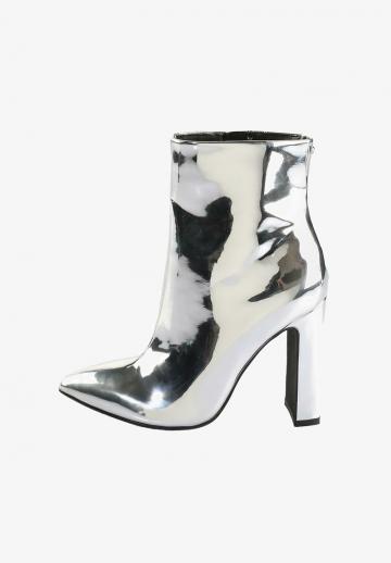 Полусапожки на высоком каблуке